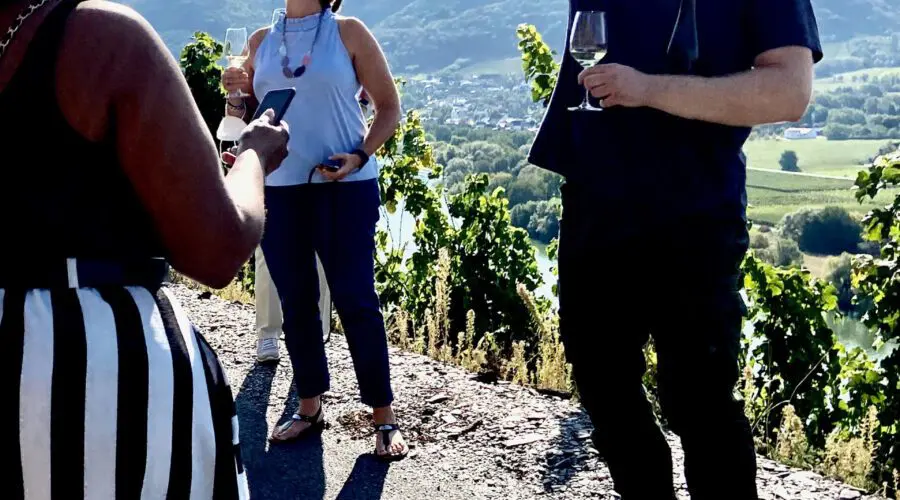Mosel – PT – tasting wines in vineyard near lieser